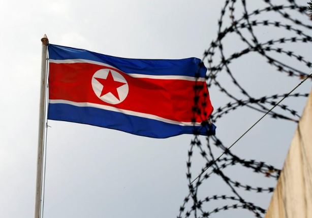 علم كوريا الشمالية بصورة من أرشيف رويترز